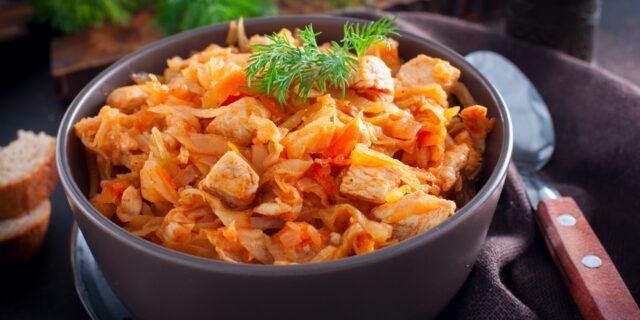 Kohl, geschmort mit Fleisch und saurer Sahne. Rezept.