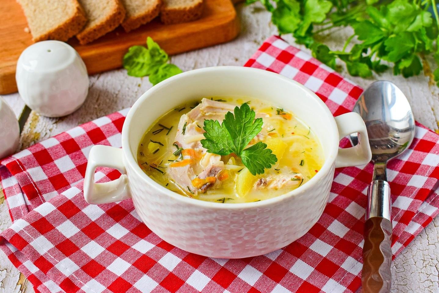 Hühnersuppe mit Gemüse, Reis und geschmolzenem Käse. Das Rezept.