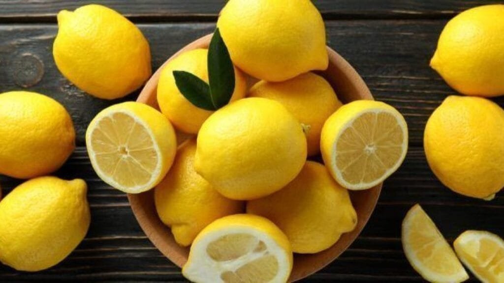 5 ungewöhnliche Verwendungsmöglichkeiten für eine gewöhnliche Zitrone: Ersetzt einen Berg von Reinigungsprodukten 5 ungewöhnliche Verwendungsmöglichkeiten für eine gewöhnliche Zitrone: Ersetzt einen Berg von Reinigungsprodukten
